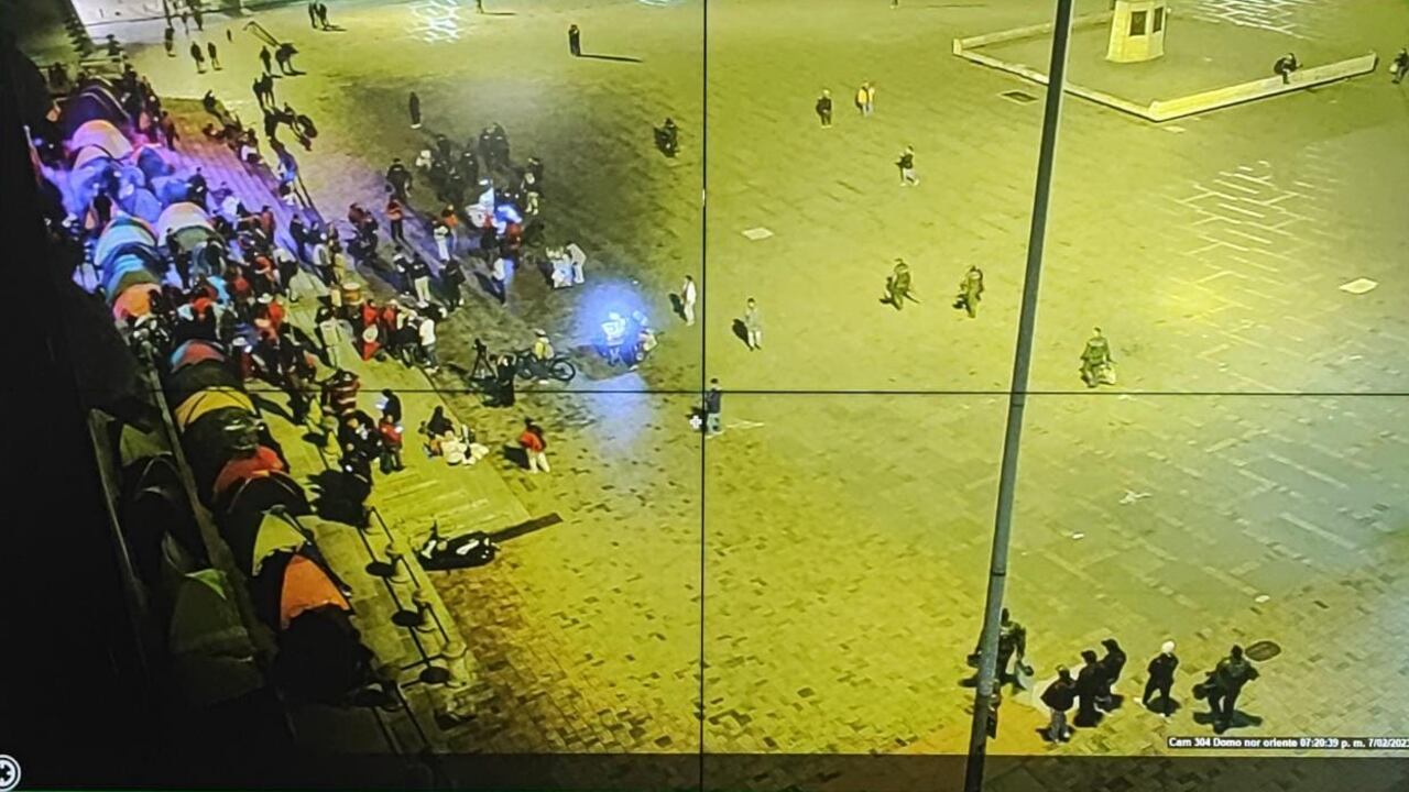 En la parte izquierda de la imagen se ve a las comunidades indígenas que estaban protestando este martes en el Congreso, las cuales armaron una especie de campamento en la entrada del Capitolio.