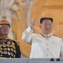 Líder norcoreano Kim Jong Un (centro) asistiendo a un gran desfile militar realizado en la Plaza Kim Il Sung en Pyongyang. (Foto de KCNA VIA KNS / AFP) / - South Korea