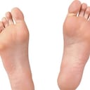 Sobre los dedos, aunque también en las puntas de éstos o en la planta del pie.