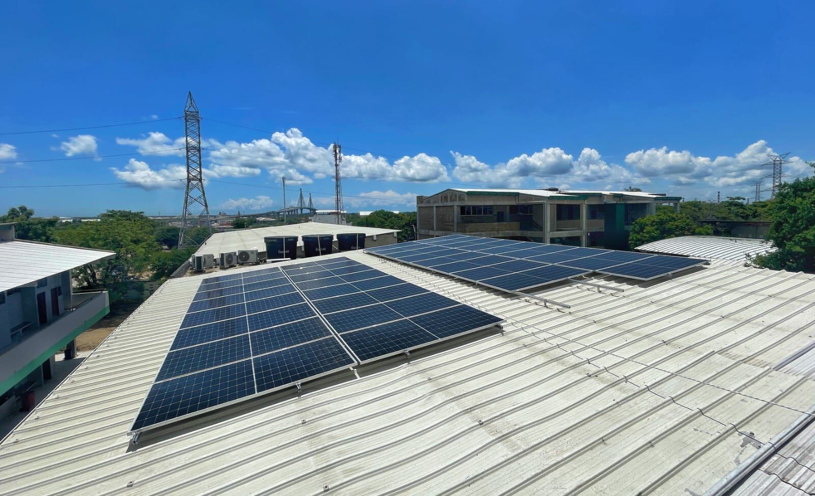 Los paneles solares captan la radiación mediante células fotovoltaicas , convirtiéndola en corriente continua.