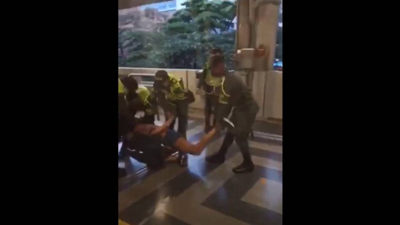 La mujer denunció que un policía la llamó "travesti de mierda".