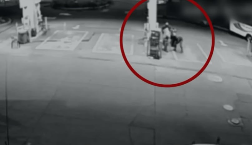 Momento que los ladrones atracaba al empleado de la estación de gasolina.