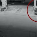 Momento que los ladrones atracaba al empleado de la estación de gasolina.