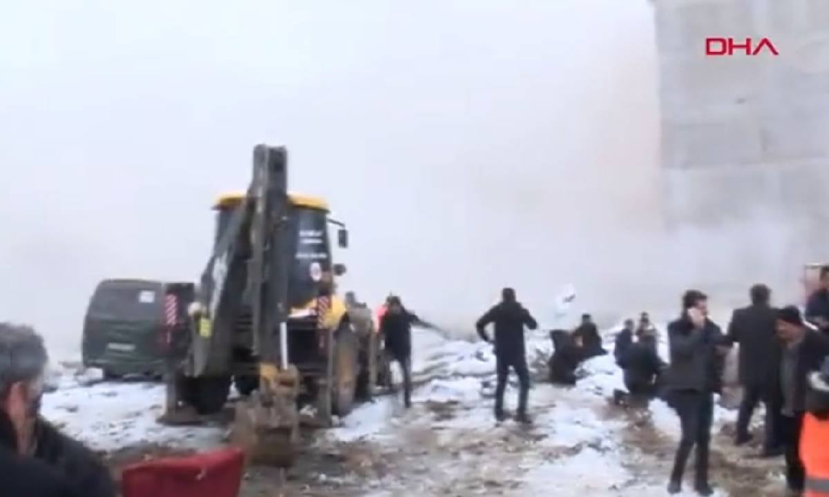 Según las informaciones recogidas por la agencia estatal turca de noticias, 1.121 personas han muerto en el país, mientras que 7.634 han resultado heridas.