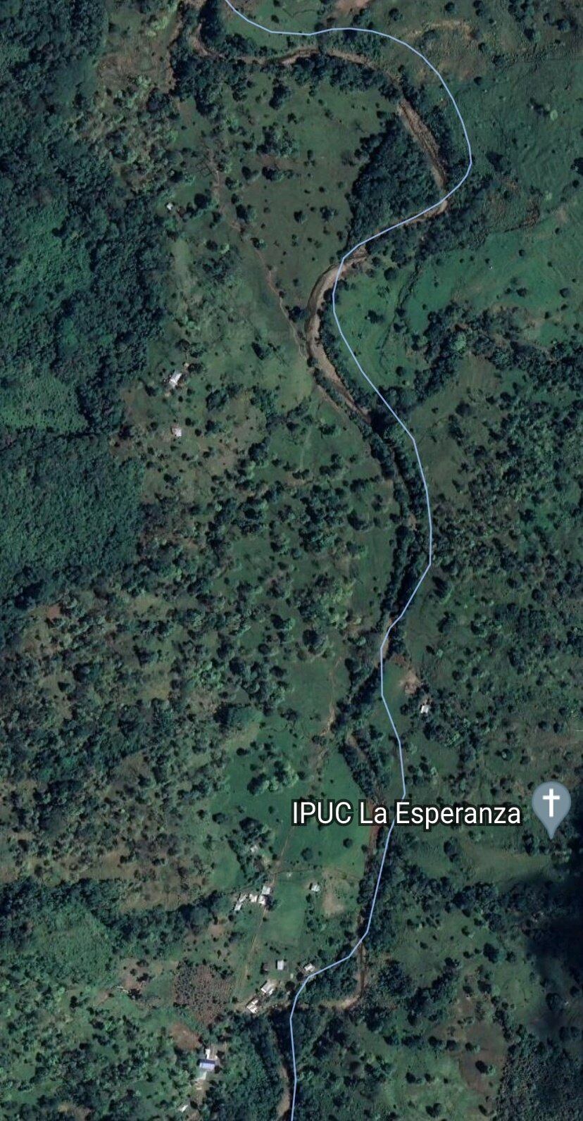 La comunidad denuncia que la vía es ilegal. Manifiestan que han dañado sus portones y cercas "para llevar a cabo sus pretensiones ilegales".