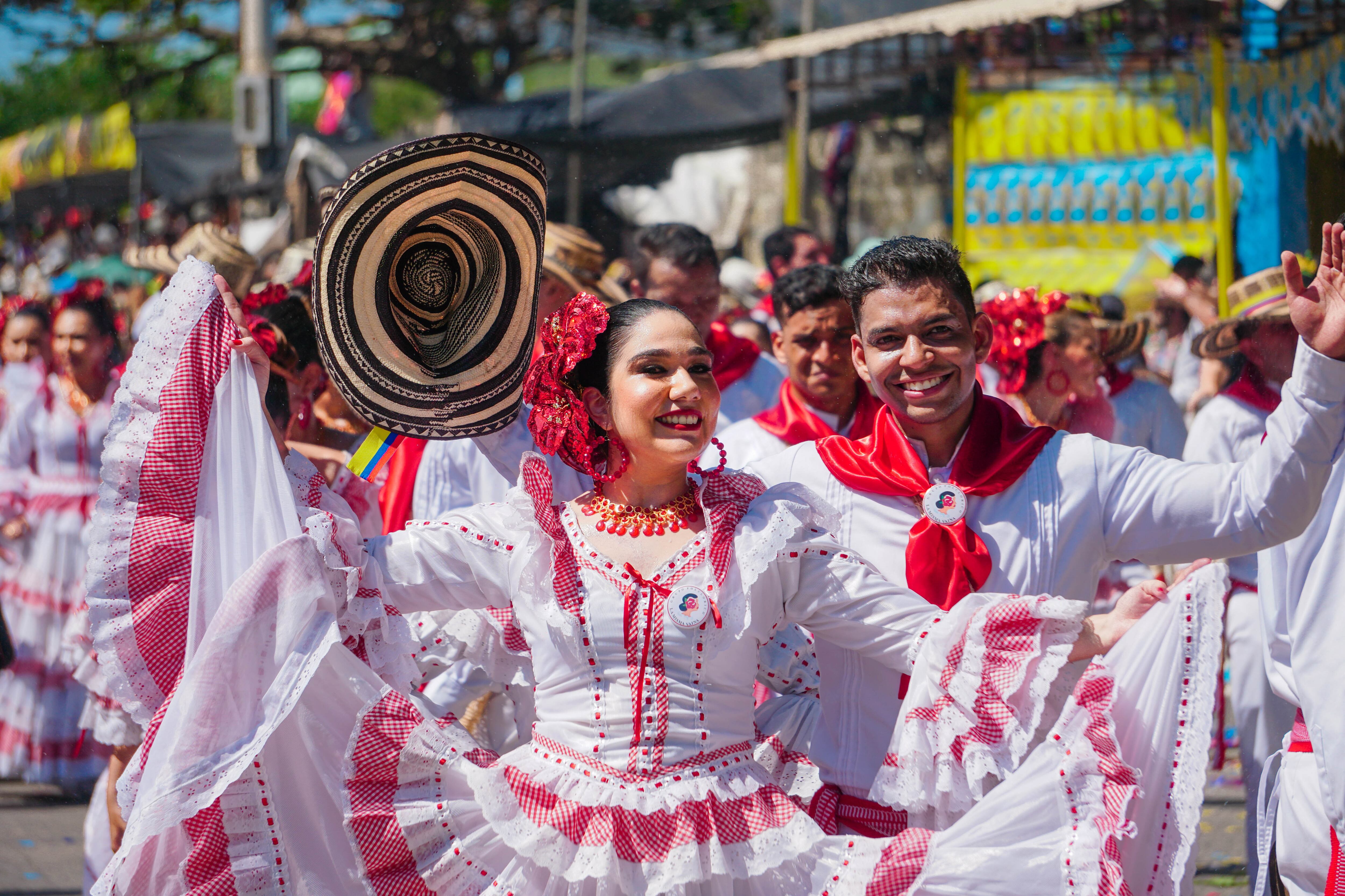 Quienes visitan La Arenosa por esos días se maravillan con las danzas, las comparsas, las cumbiambas y las letanías.