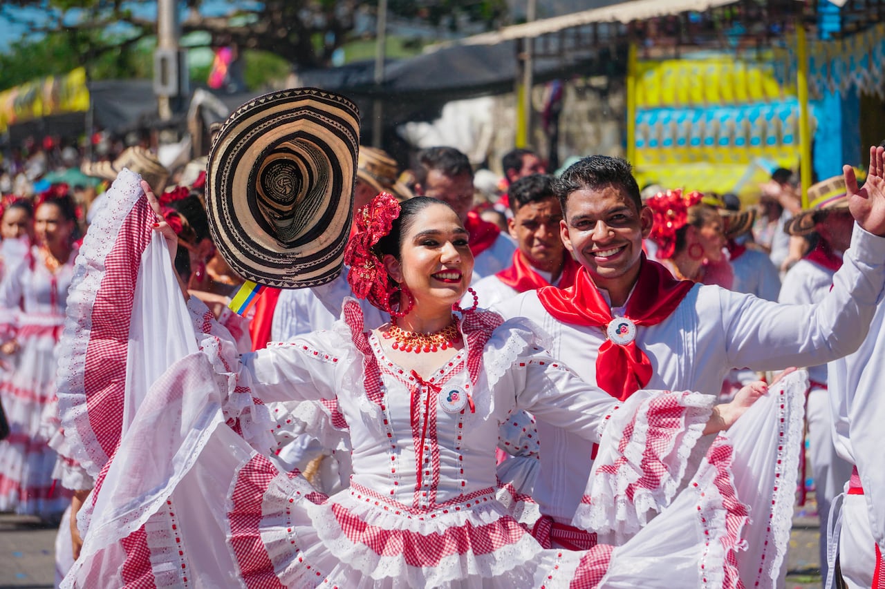 Quienes visitan La Arenosa por esos días se maravillan con las danzas, las comparsas, las cumbiambas y las letanías.