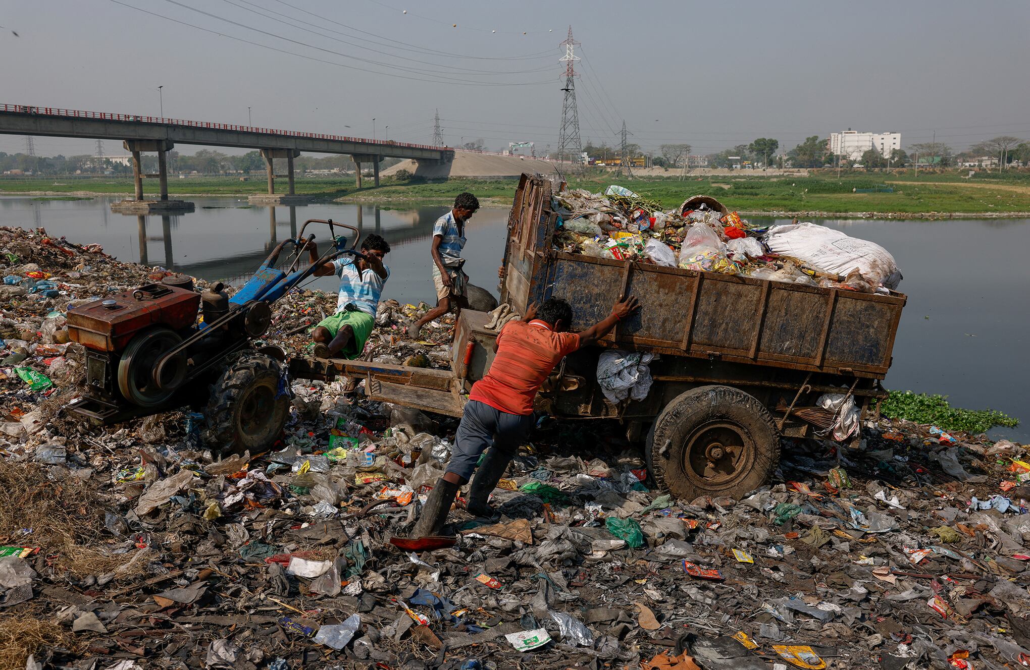 En imágenes : Viviendo a lo largo de un río 'muerto' en Bangladesh