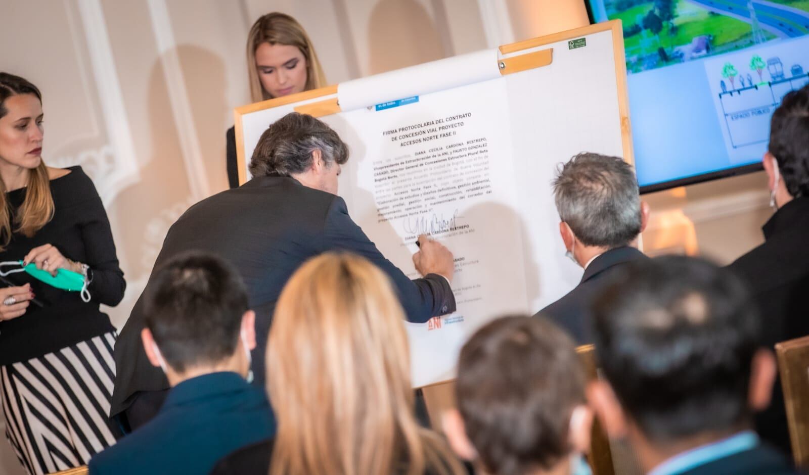 Firma del contrato Accesos Norte 2 para ampliar la Autopista Norte en Bogotá.