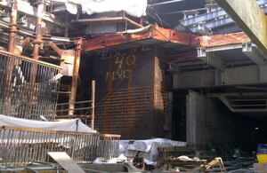  22 de julio de 2011. Enormes vigas sostienen la nueva construcción 