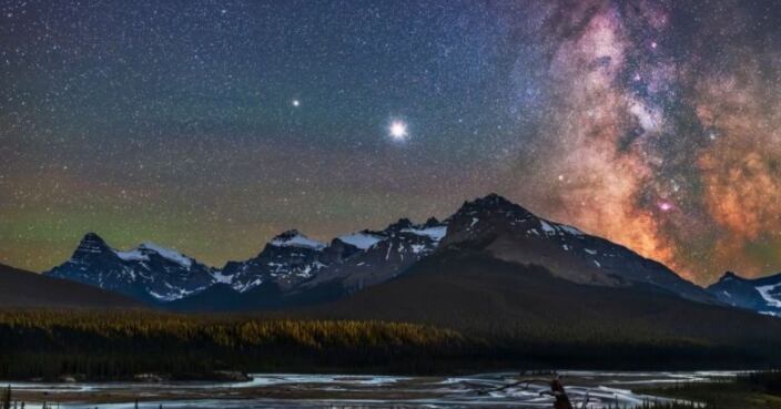 El punto más brillante es Júpiter - BBC