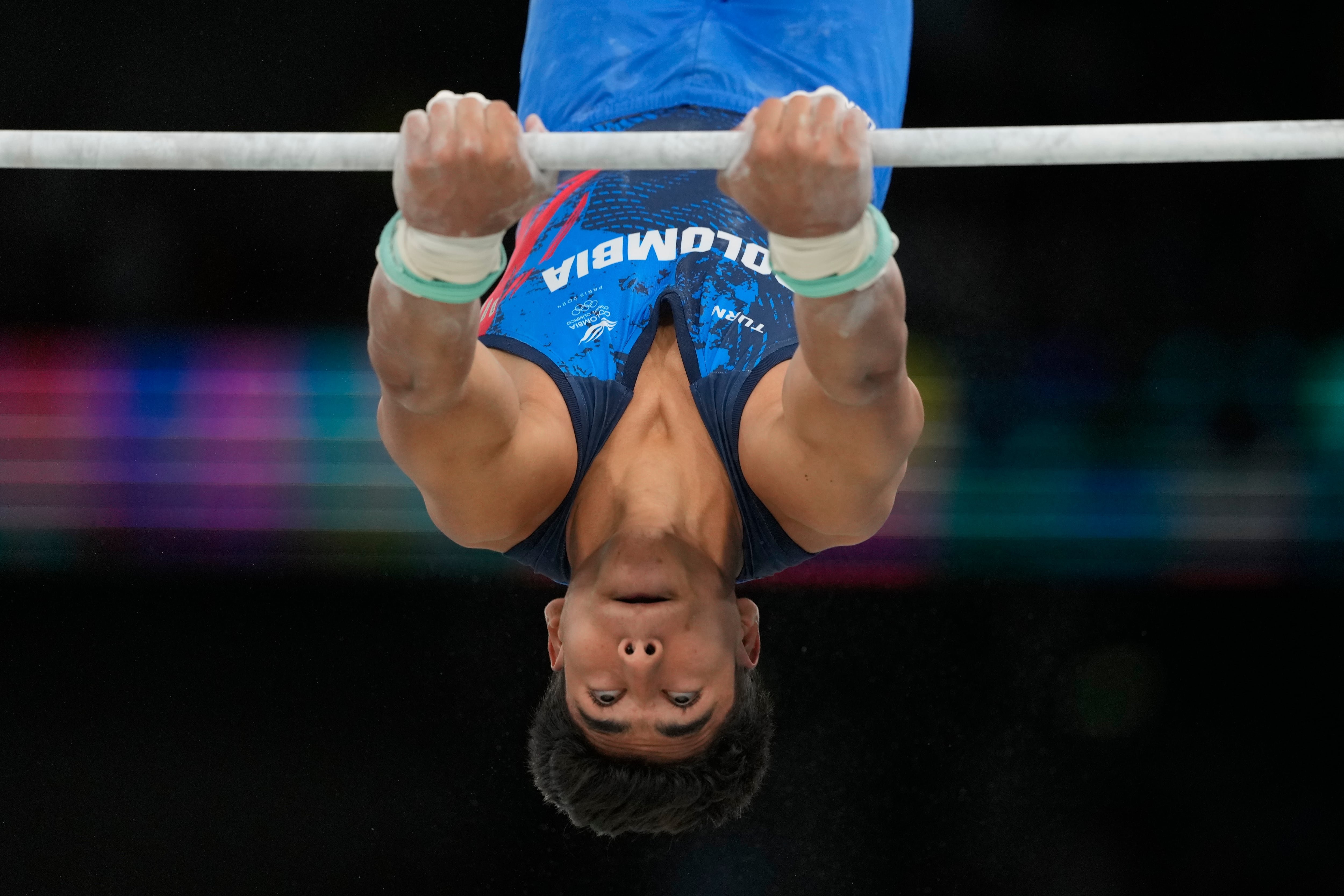 Angel Barajas, de Colombia, compite durante las finales de barra horizontal individual de gimnasia artística masculina en el Bercy Arena en los Juegos Olímpicos de Verano de 2024, el lunes 5 de agosto de 2024, en París, Francia. (Foto AP/Abbie Parr)