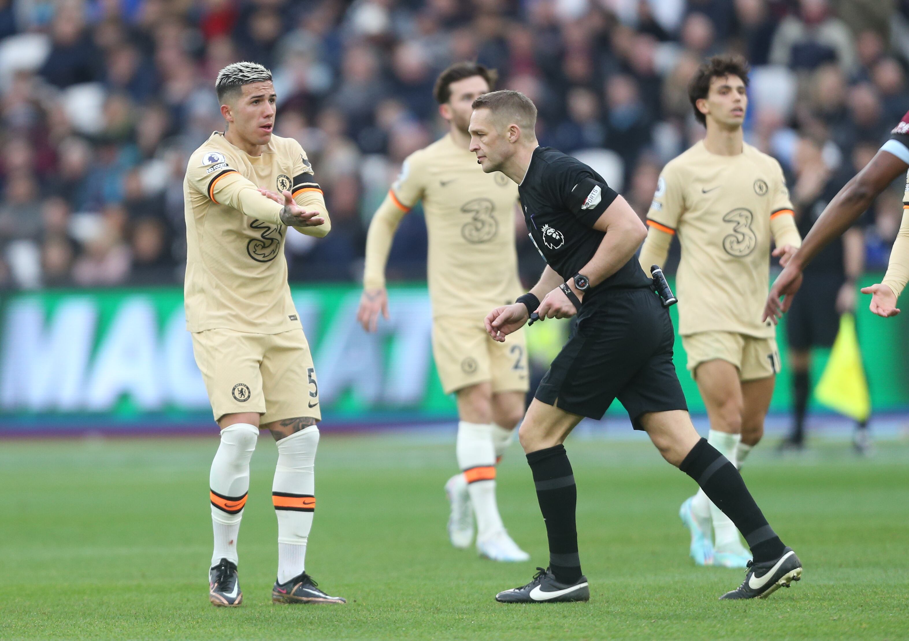 Enzo Fernández reclamando la evidente mano en el duelo con West Ham.