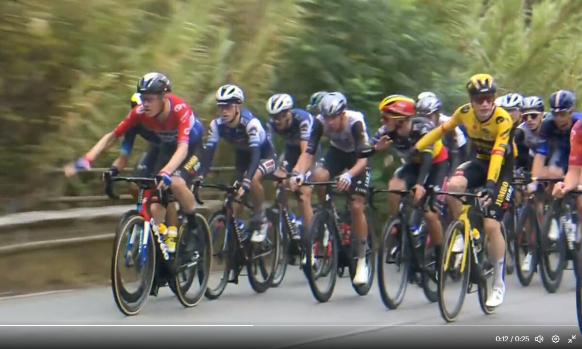 Día de caídas en la Vuelta a España en la que los capos pedían bajar el ritmo tras la caída de sus compañeros