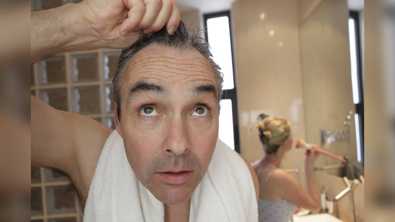 La caída del cabello no siempre es un presagio de la calvicie. Foto: GettyImages.