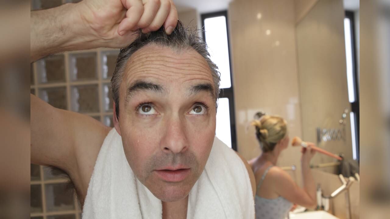 La caída del cabello no siempre es un presagio de la calvicie. Foto: GettyImages.