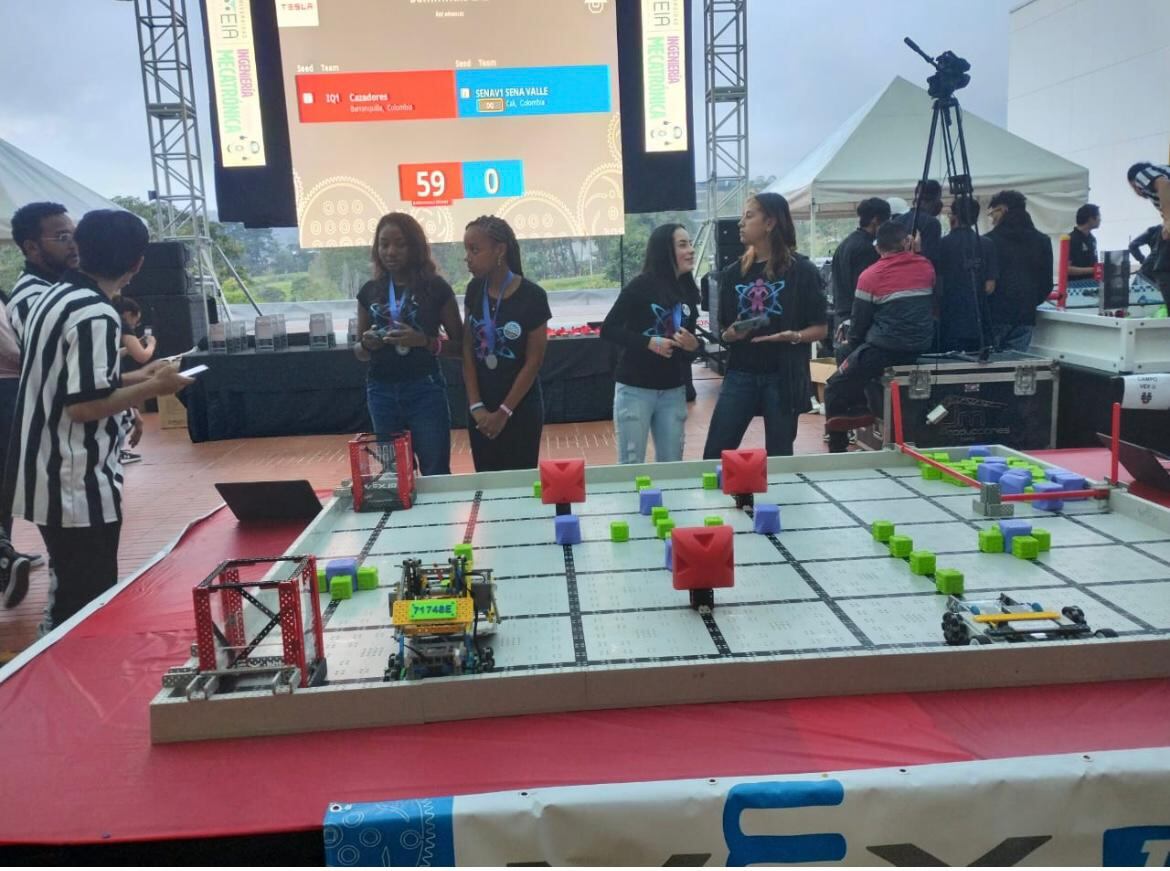 'CyberGirl' demuestran sus habilidades en robótica en un evento internacional.