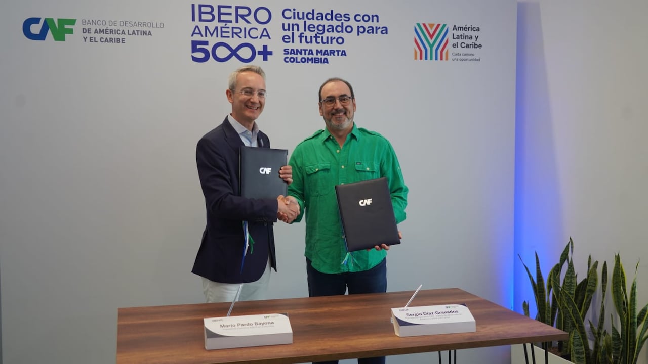 Mario Pardo y Sergio Díaz Granados firmando la ampliación de la línea de crédito para financiación de iniciativas dirigidas a la conservación de ecosistemas estratégicos.