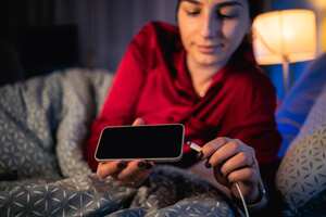Cargar el celular de noche es una práctica muy común entre los usuarios.