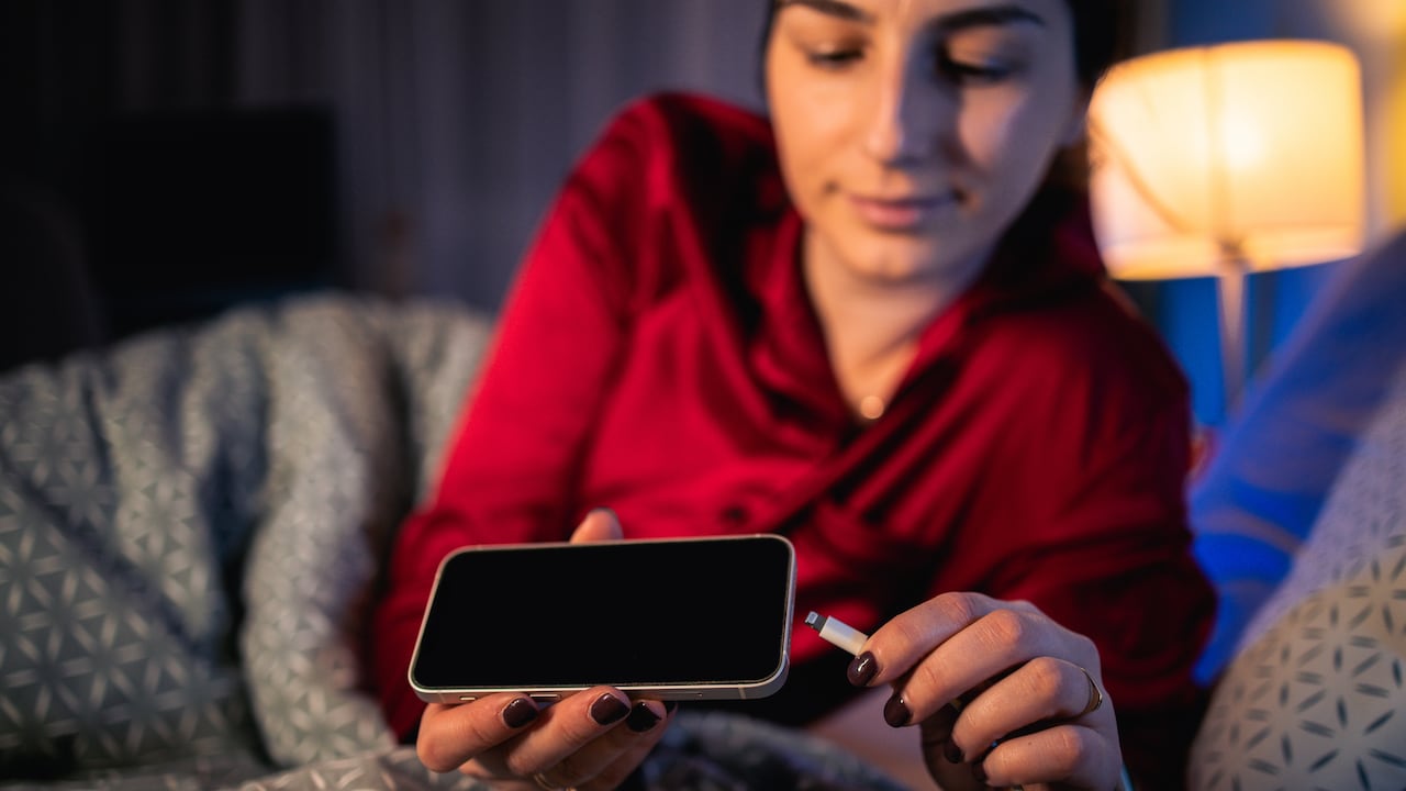 Cargar el celular de noche es una práctica muy común entre los usuarios.