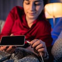 Cargar el celular de noche es una práctica muy común entre los usuarios.