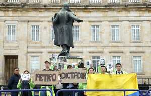 Plaza de Armas, balcón
Marcha favor reforma salud
Gustavo Petro Plaza Bolivar