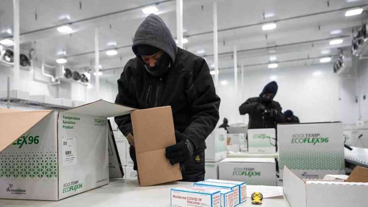 La Administración de Medicamentos y Alimentos (FDA) de Estados Unidos concedió este viernes la autorización de emergencia para la vacuna de Moderna contra la covid-19.