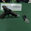 La víctima recibió varios impactos de bala, el arma empleada fue incautada.