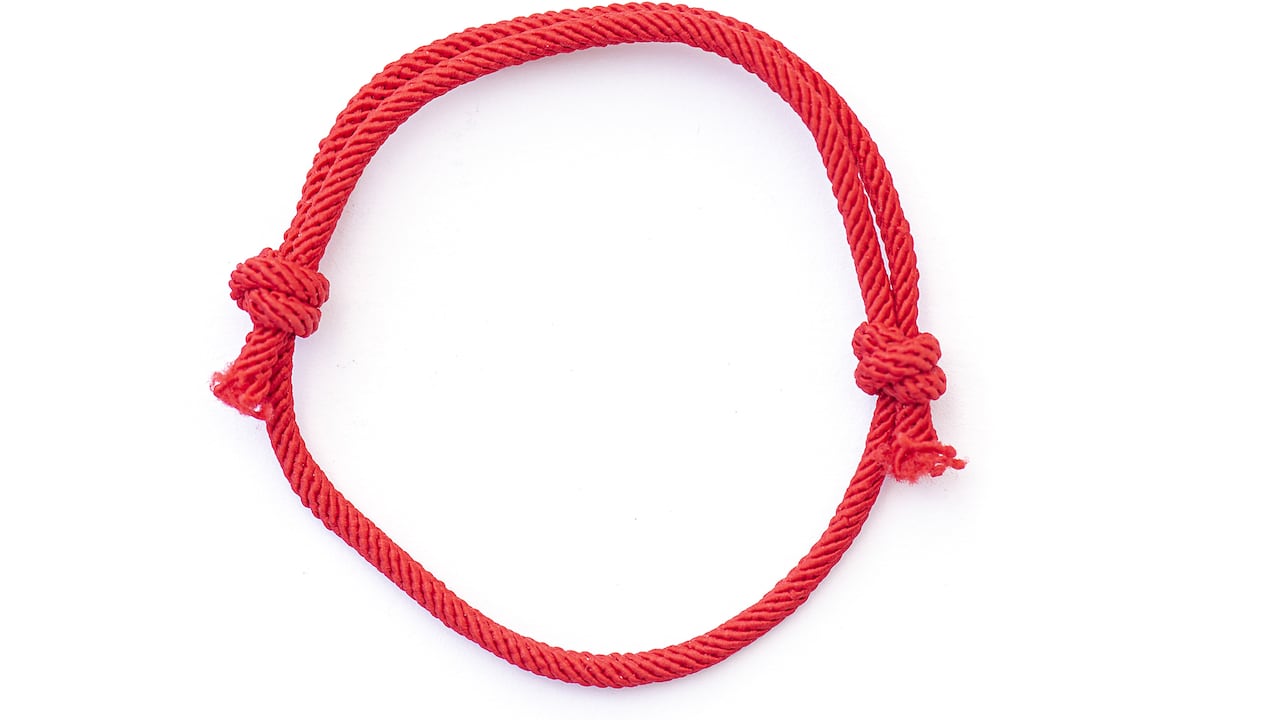 Los hilos rojos se relacionan con energías positivas, según varias culturas en el mundo.