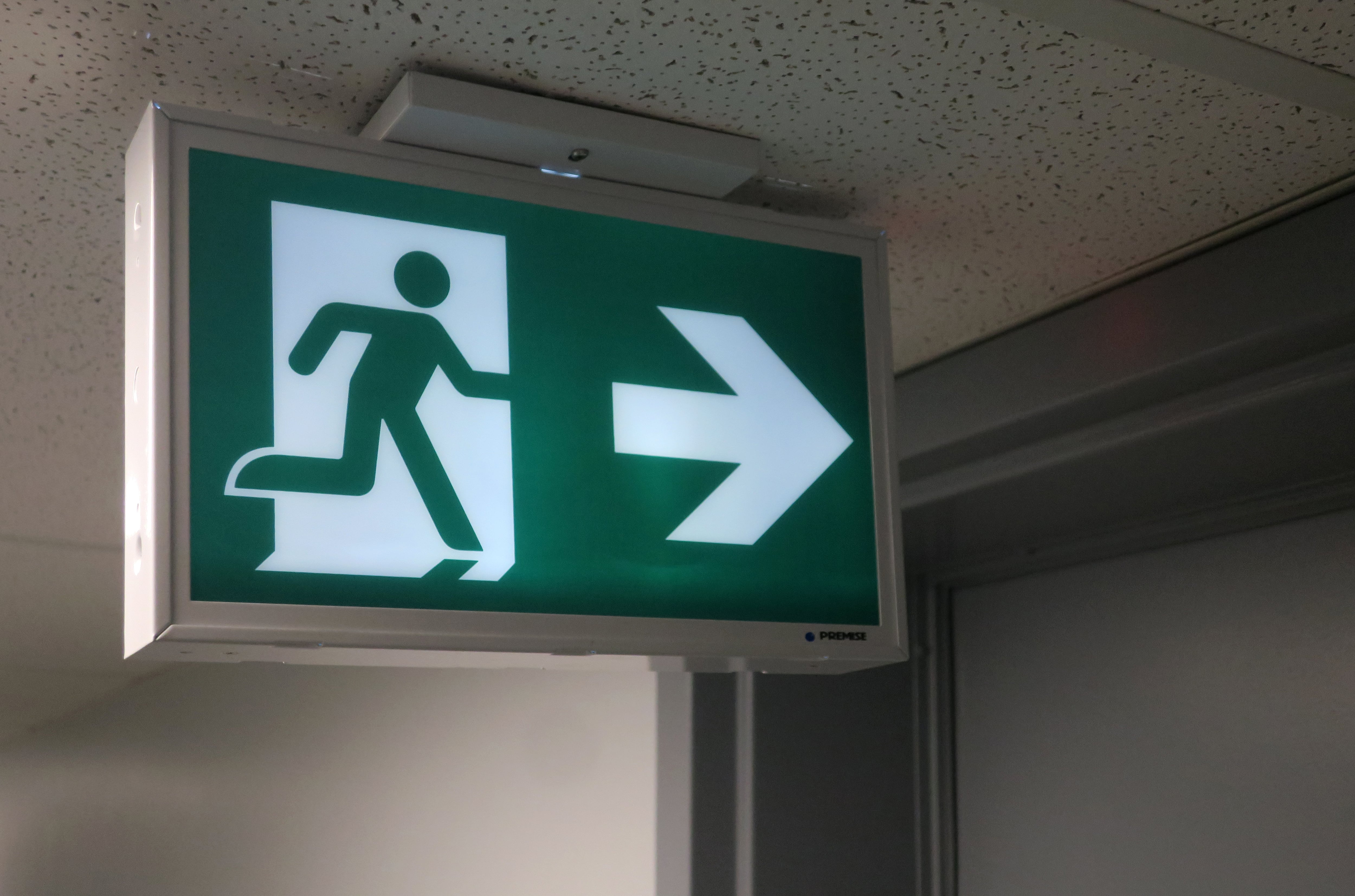 No correr hacia las escaleras mientras el edificio está temblando.