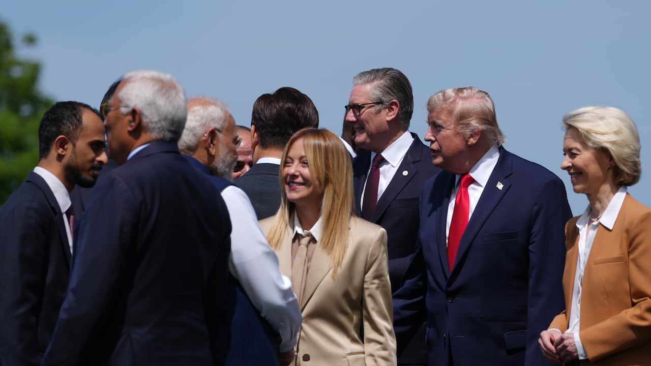 Foto grupal de los líderes del G7 y las naciones invitadas durante la cumbre en Evian-les-Bains, Francia. Allí aparecen Donald Trump y Giorgia Meloni.