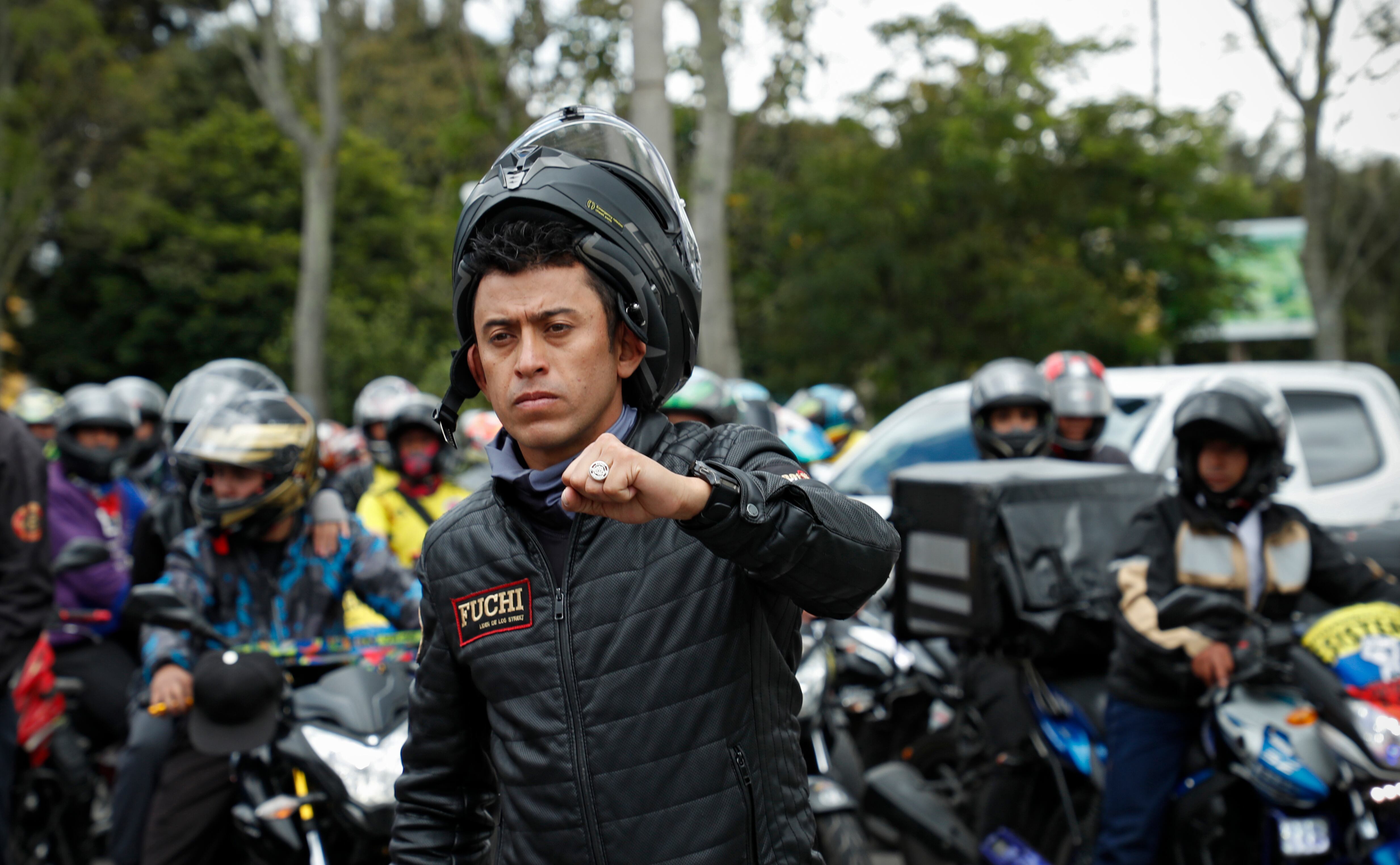 Motociclistas protestan en la capital debido a que la Alcaldía de Bogotá expidió el Decreto 270 de 2022, por medio del cual extiende la restricción del parrillero hombre en la ciudad hasta el próximo 31 de diciembre.
Julio 7 del 2022
Foto Guillermo Torres Reina / Semana