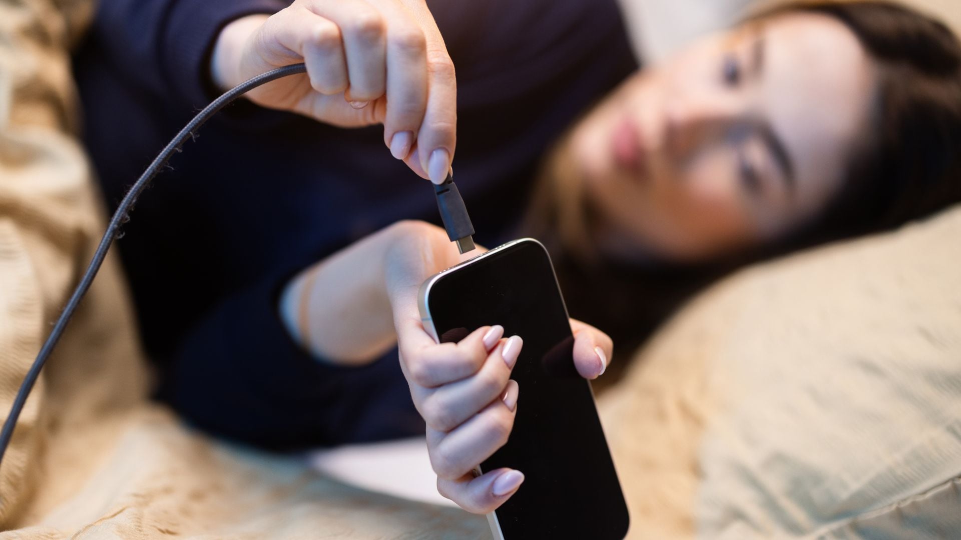 Por mucho tiempo se ha creído que cargar el celular toda la noche puede generar daños en la batería.