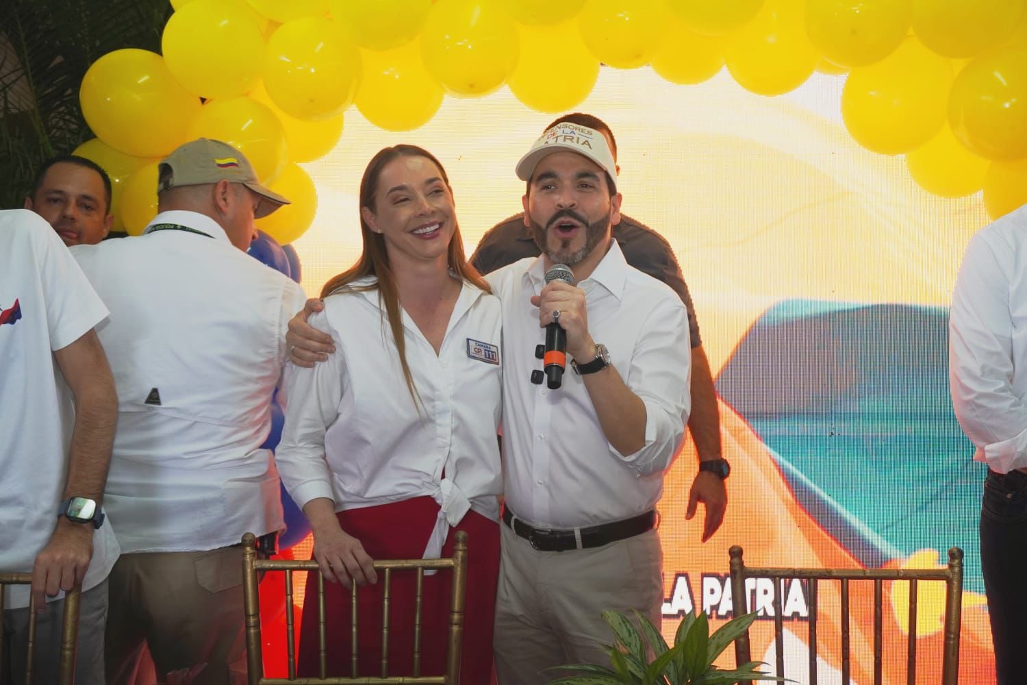 Edna Tafur, aspirante a la Cámara de Representantes, y el candidato presidencial, Abelardo de la Espriella.