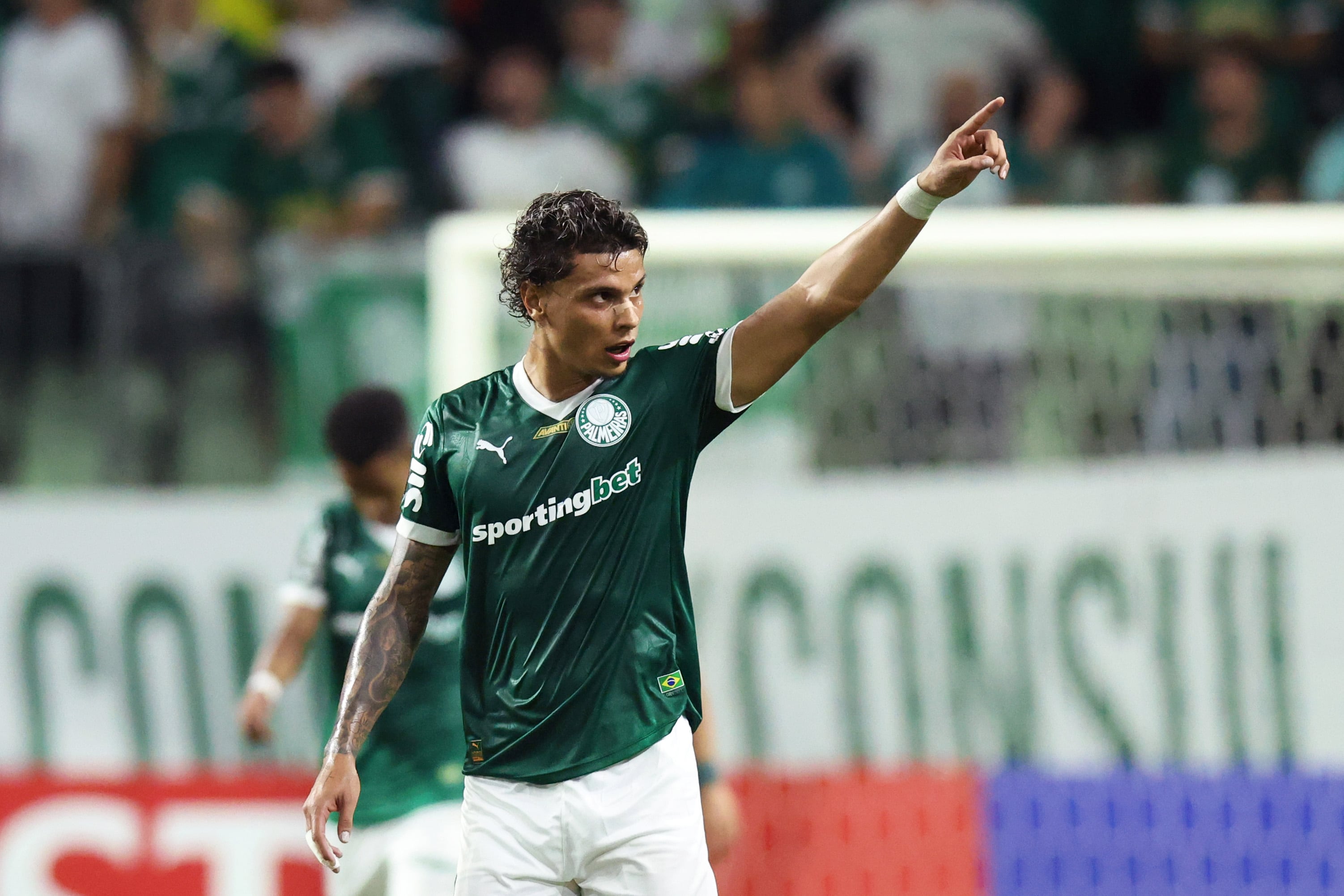 SAO PAULO, BRAZIL - APRIL 09: Richard Rios of Palmeiras celebrates after scoring the team's first goal during the Copa CONMEBOL Libertadores 2025 Group G match between Palmeiras and Cerro Porteño at Allianz Parque on April 09, 2025 in Sao Paulo, Brazil. (Photo by Alexandre Schneider/Getty Images)
