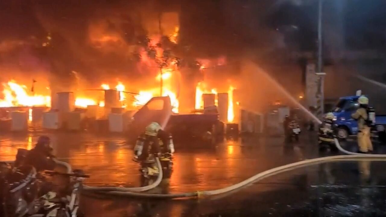 Un incendio arrasó un edificio en Taiwán y deja 46 muertos