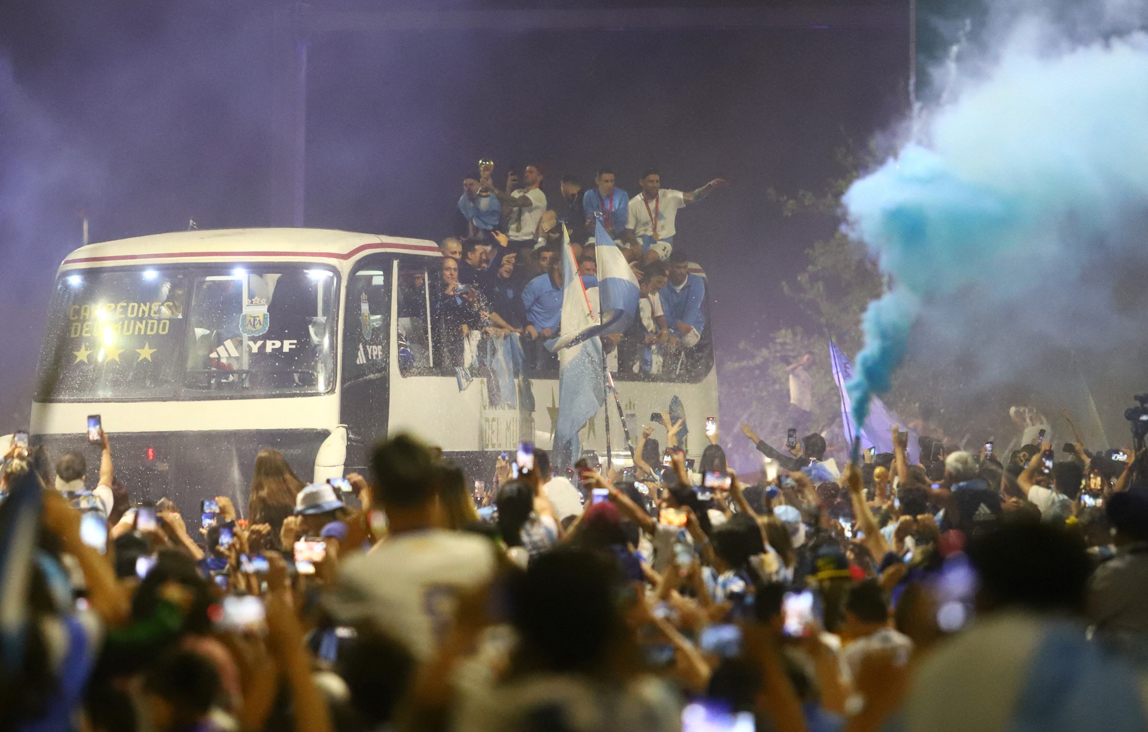 Soccer Football - Argentina team arrives to Buenos Aires after winning the World Cup - Buenos Aires, Argentina - December 20, 2022 Argentina's Angel Di Maria, Rodrigo De Paul, Nicolas Otamendi and Lionel Messi are seen on the open top bus as it arrives outside the Association of Argentinian Football Headquarters REUTERS/Matias Baglietto