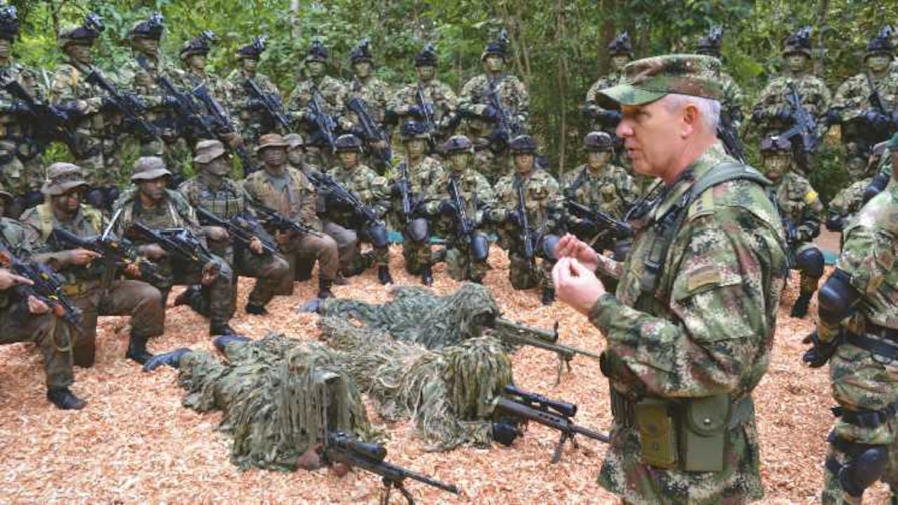 El comandante del Ejército, general Alberto José Mejía Ferrero, junto a sus hombres.