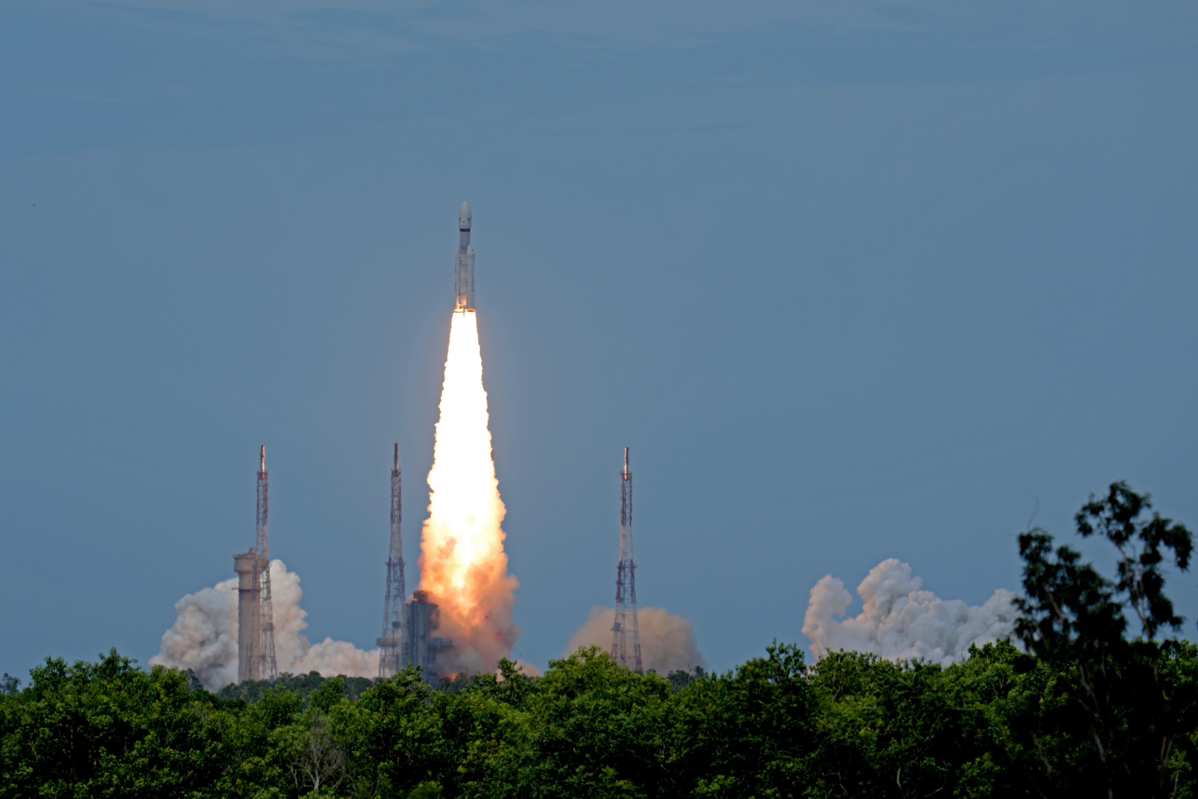 La nave espacial india Chandrayaan-3, la palabra para "nave lunar" en sánscrito, despega del Centro Espacial Satish Dhawan en Sriharikota, India, el viernes 14 de julio de 2023.