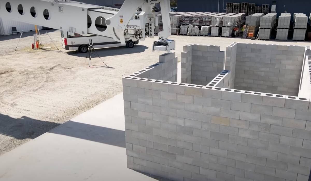 Robot constructor puede cortar y poner ladrillos en tiempo récord.