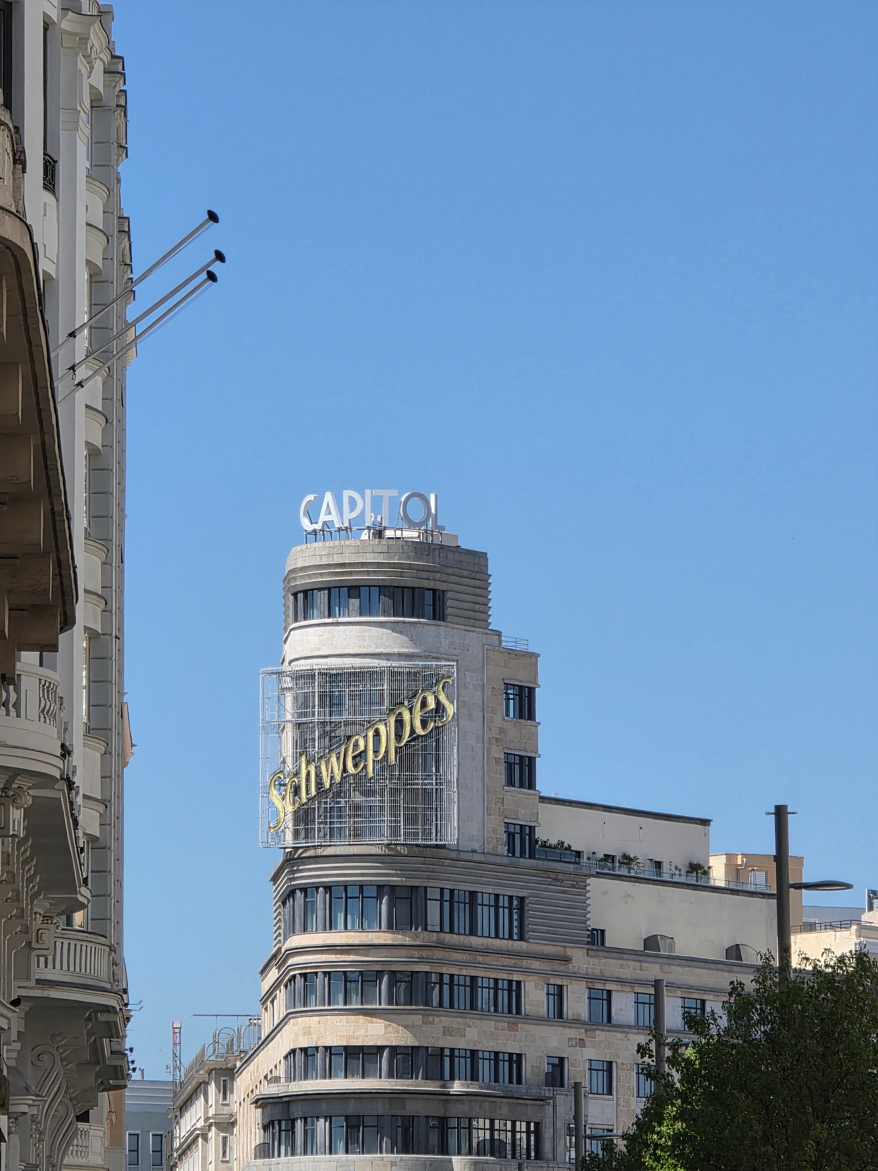 Una imagen que lleva automáticamente a una icónica película de Alex de la Iglesia.