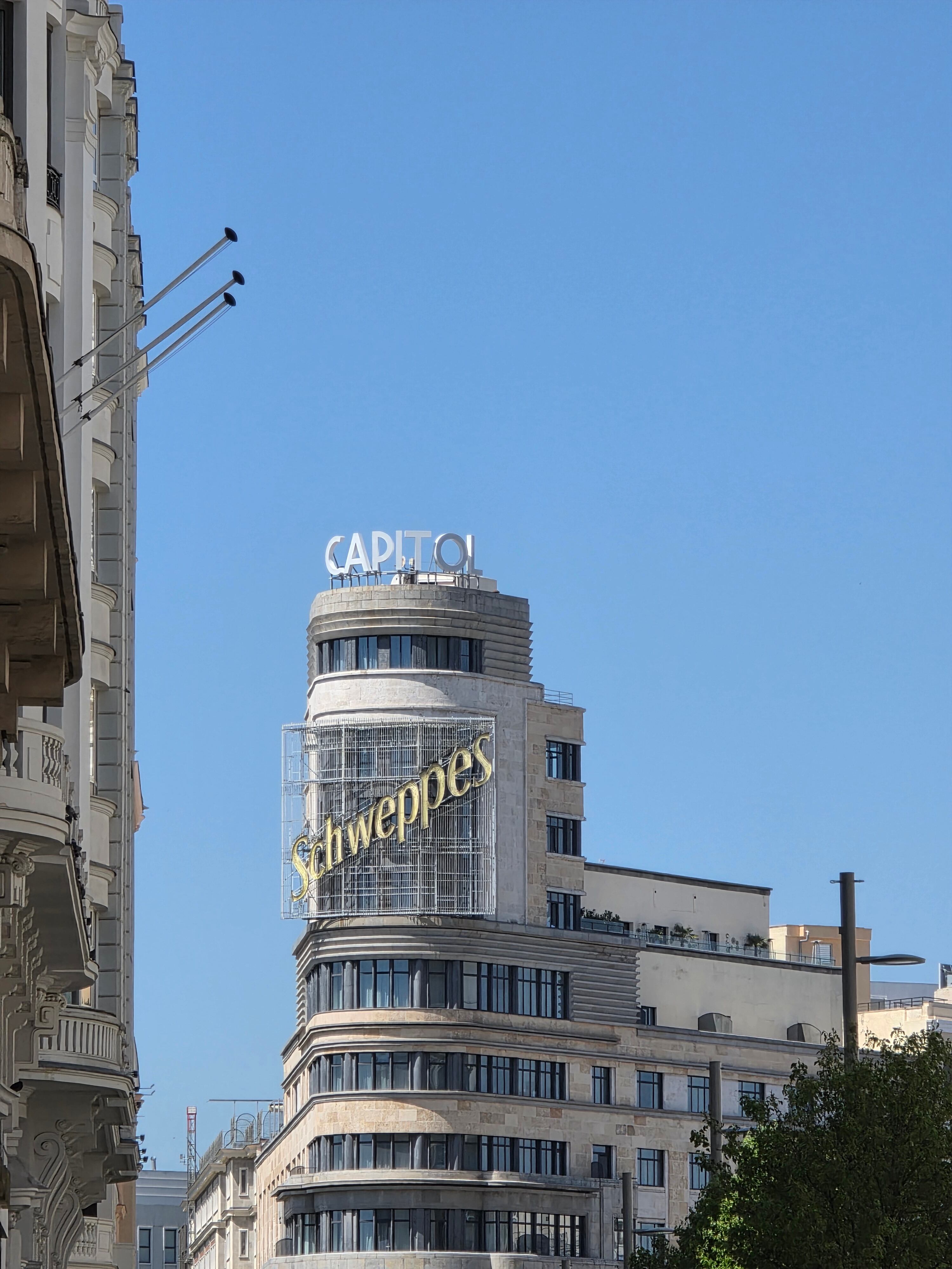 Una imagen que lleva automáticamente a una icónica película de Alex de la Iglesia.