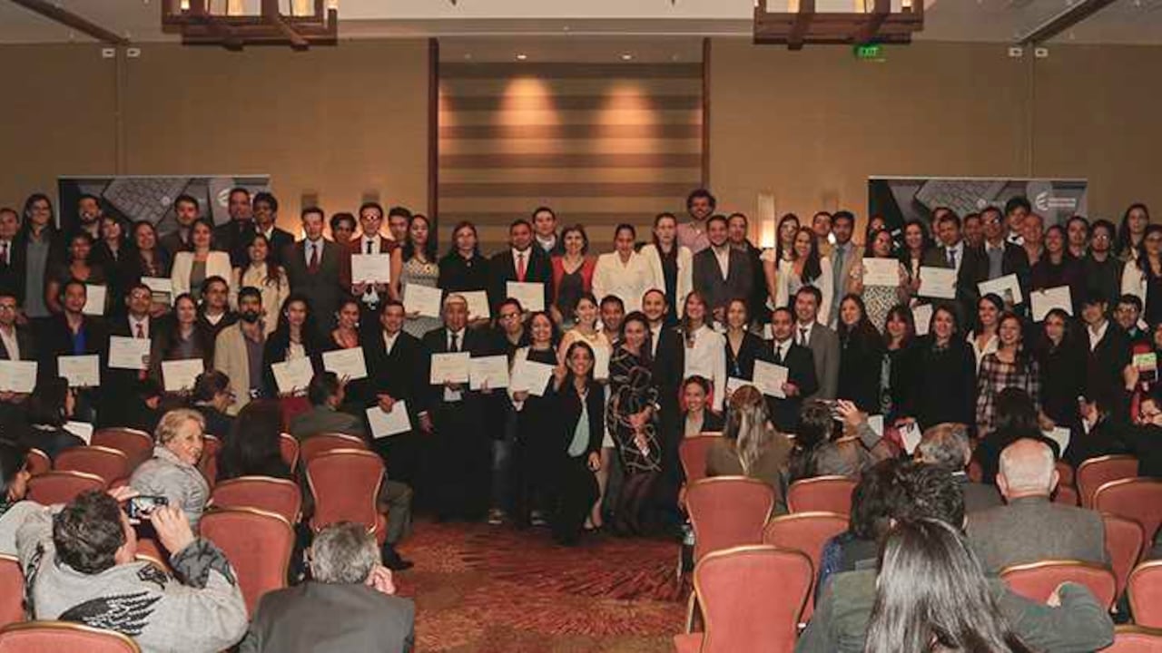 Ceremonia de entrega de becas para doctorados.