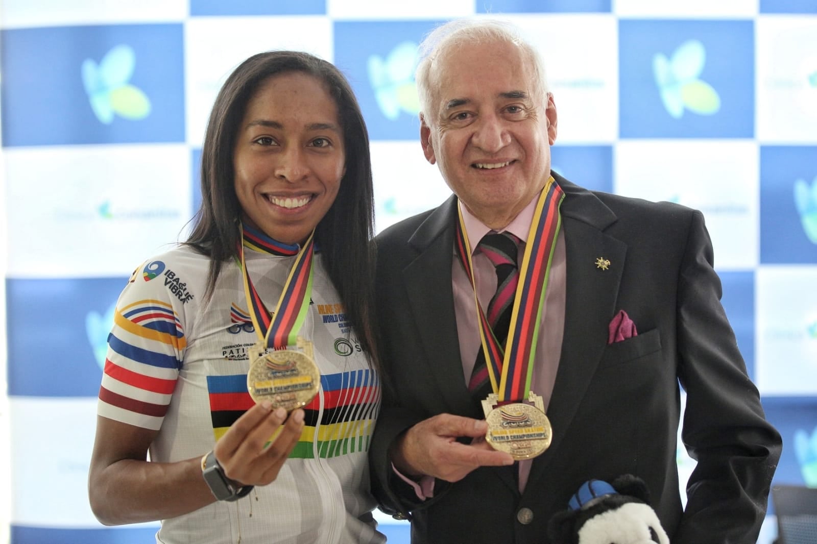 Luz Karime Garzón Patinadora Campeona Mundial de Patinaje, entrega la medalla que ganó al  doctor Jorge Ramírez