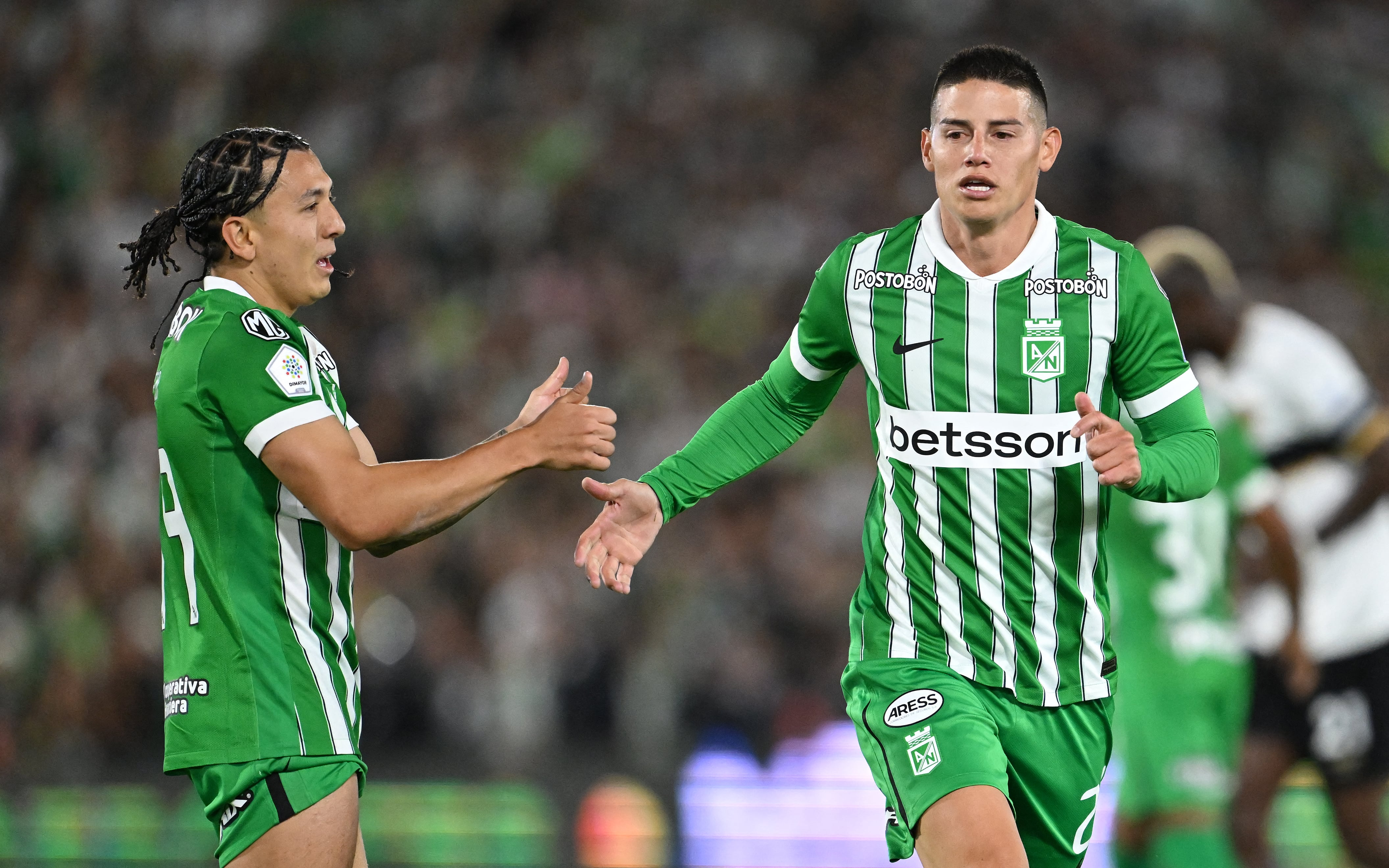 James Rodríguez y Ian Poveda haciendo dupla en Atlético Nacional