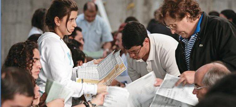 Las elecciones presidenciales de 2010 fueron unas de las más emocionantes de los últimos tiempos. Arriba a la izquierda, conteo de tarjetones en una mesa de votación