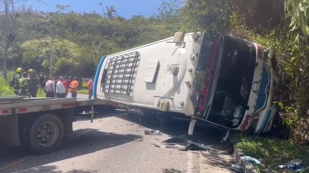Fuerte accidente de bus en  Floridablanca dejó 19 heridos