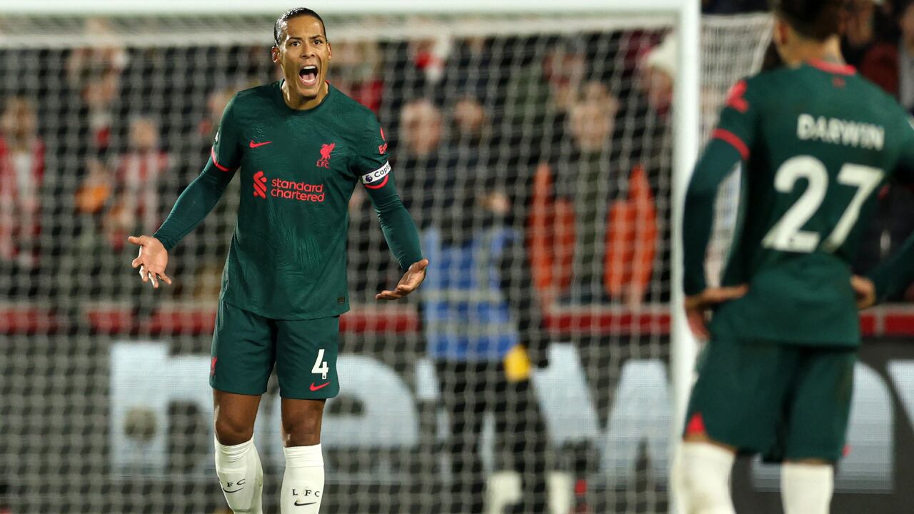 Van Dijk reclama a sus compañeros tras el segundo gol de Brentford