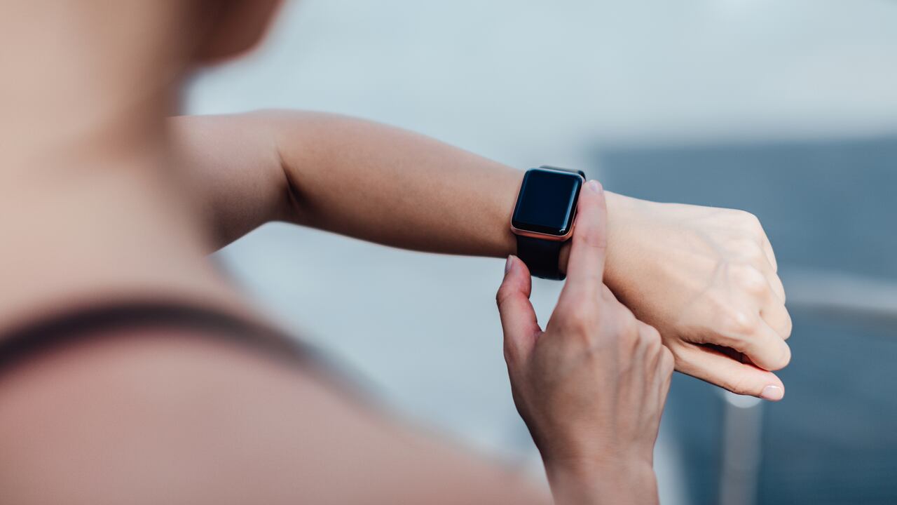 Los relojes inteligentes se han convertido en herramientas cotidianas para deportistas y personas que desean controlar su salud y bienestar.