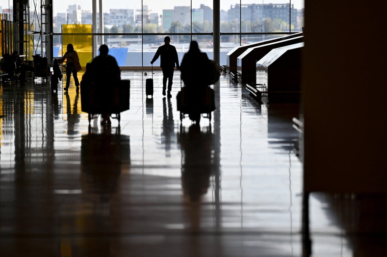 Viajeros en el aeropuerto Adolfo Suárez Barajas de España.